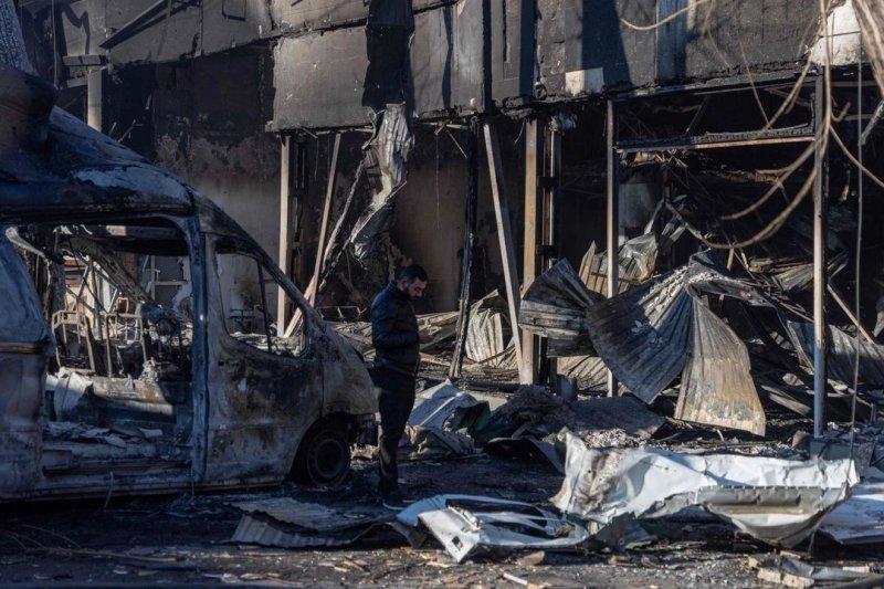 Escombros dejados tras un ataque con drones rusos en la ciudad de Odesa, Ucrania, el 8 de marzo de 2025. Foto Afp