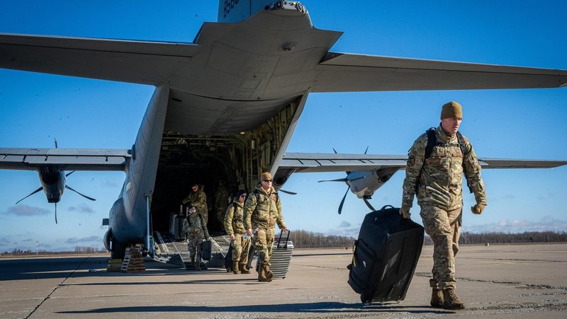 Pilotos de la Fuerza Aérea de EE.UU. parten a bordo de un C-130J Super Hercules de la base aérea de Ramstein, en el suroeste de Alemania. Legion-Media