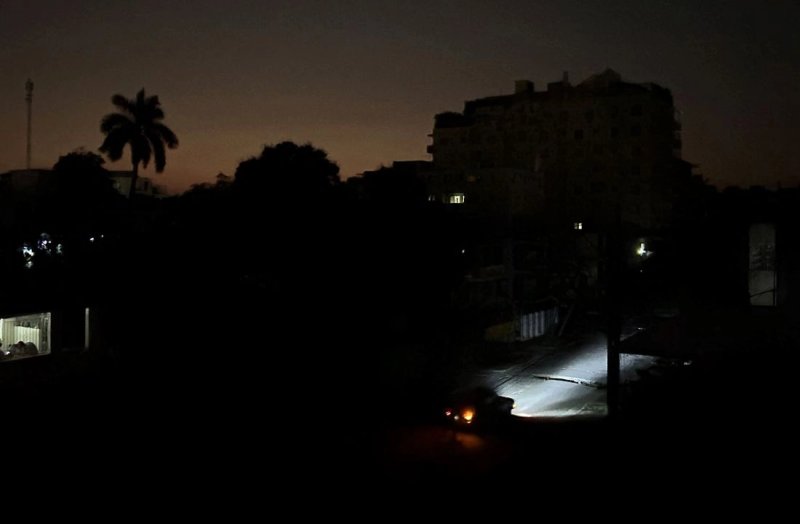 Las luces de un automóvil iluminan una calle durante un apagón general en La Habana el 14 de marzo de 2025. Foto Afp