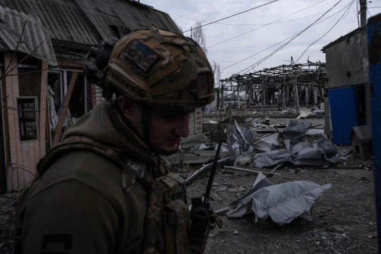 Un soldado ucraniano recorre los escombros en una zona abandonada de Pokrovsk, región de Donetsk, el 13 de marzo de 2025. Foto Afp