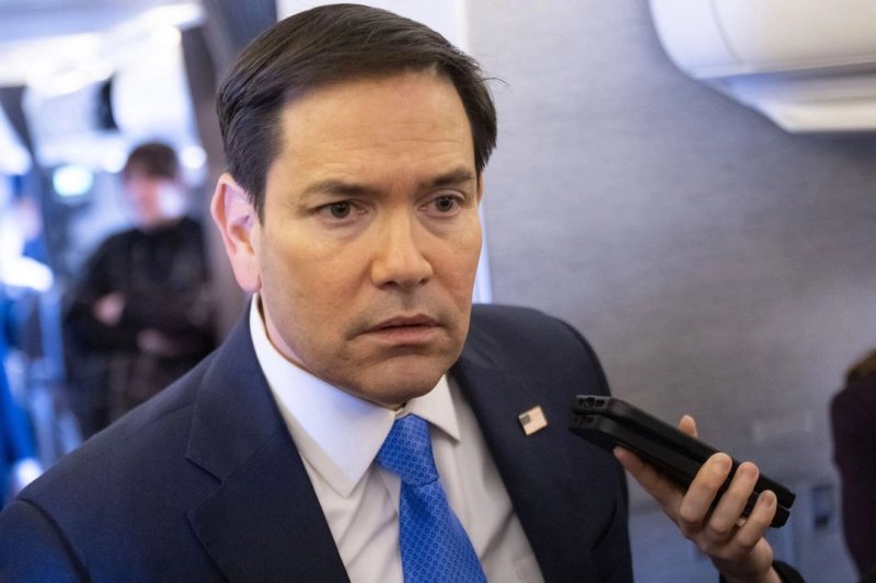 El secretario de Estado de Estados Unidos, Marco Rubio, habla con los medios de comunicación en su avión militar mientras vuela a Yeddah, Arabia Saudita, el 10 de marzo de 2025. Foto Afp