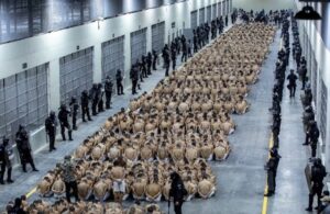 Centro de Confinamiento contra el Terrorismo en Tecoluca, El Salvador. Foto Ap