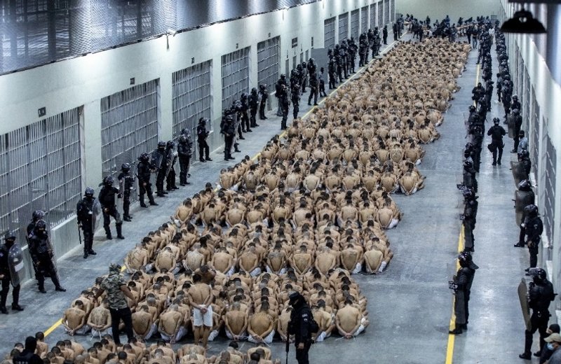 Centro de Confinamiento contra el Terrorismo en Tecoluca, El Salvador. Foto Ap