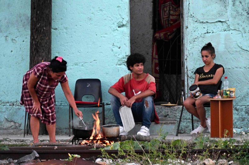 Los cubanos cocinan afuera de sus casas durante un apagón nacional causado por una falla de la red eléctrica en La Habana el 15 de marzo de 2025. Foto Afp