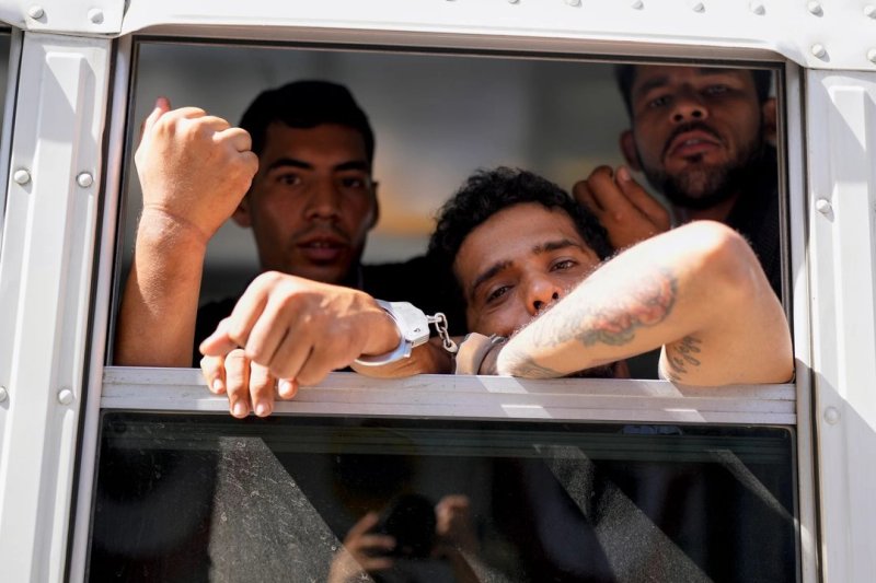 Migrantes originarios de Colombia son transportados en un autobús a un centro de recepción de indocumentados en Lajas Blancas, Panamá. Foto Ap