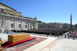 Multitudinario adiós al Papa Francisco: «Fue un Papa que construyó puentes, no muros» El funeral cuenta con la presencia de al menos 50 jefes de Estado, 10 monarcas y más de 130 delegaciones extranjeras. Foto La Hora: Vatican News
