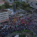 Marcha de los docentes a su llegada a los predios de la Asamblea Nacional, en la plaza 5 de Mayo. Alexander Arosemena