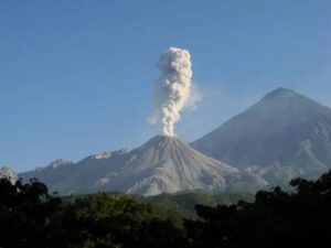 El volcán Santiaguito ha presentado actividad constante, según el Insivumeh y la Conred. Foto La Hora: Gua14-90 / FB.