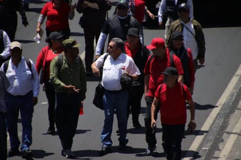 Joviel Acevedo fue escoltado durante la marcha. Foto La Hora: José Orozco.