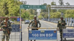 Pakistán advierte que la escalada con la India podría desembocar en "guerra total" Soldados indios de la Fuerza de Seguridad Fronteriza montan guardia en la barricada de la carretera que conduce a la frontera Attari-Wagah en el lado indio, cerca de Amritsar, el 24 de abril de 2025. Prabhjot Gill / AP