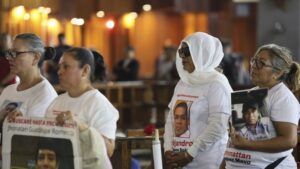 Madres buscadoras acuden a la Basílica de la Virgen de Guadalupe, Ciudad de México, 10 de mayo de 2024. Ginnette Riquelme / AP