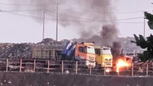 Lo que se sabe del grave atentado en Chile que provocó la alerta de China Vehículos quemados tras atentado en la construcción de la central hidroeléctrica Rucalhue en Chile X / cristian_arayal