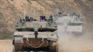 Lanza ejército israelí nueva ofensiva terrestre en Gaza Un soldado israelí opera un tanque en una posición a lo largo de la frontera sur de Israel con el norte de la Franja de Gaza el 19 de marzo de 2025. El 18 de marzo, Israel lanzó sus ataques más intensos contra la Franja de Gaza desde que el alto el fuego del 19 de enero con el grupo militante palestino Hamás puso fin a más de 15 meses de guerra. © AFP/Jack Guez