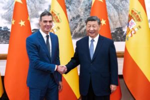 En esta foto difundida por la Agencia de Noticias Xinhua, el primer ministro español, Pedro Sánchez, de visita a la izquierda, se reúne con el presidente chino, Xi Jinping, en la Casa de Huéspedes de Estado Diaoyutai en Beijing, el 9 de septiembre de 2024. Foto Ap