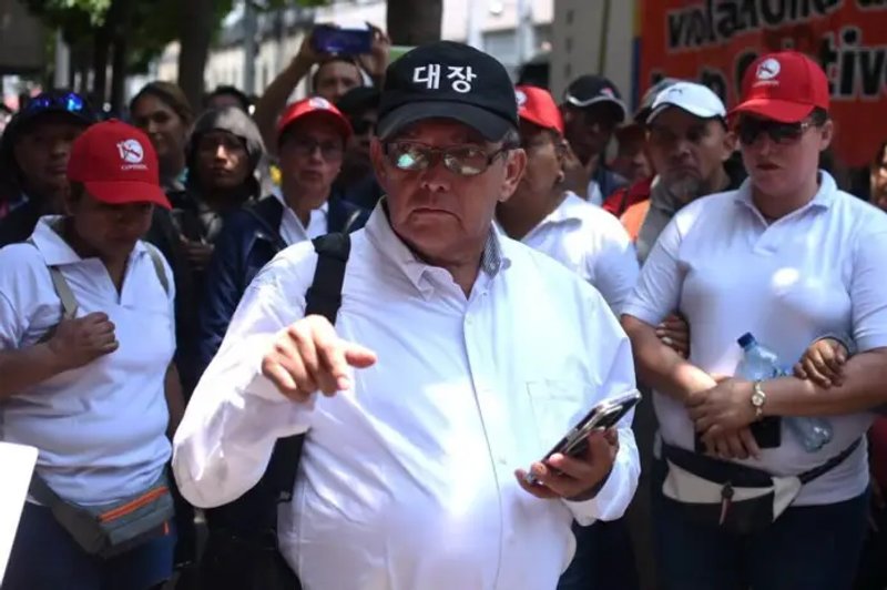 El representante del sindicato de maestros Joviel Acevedo. Foto La Hora / José Orozco
