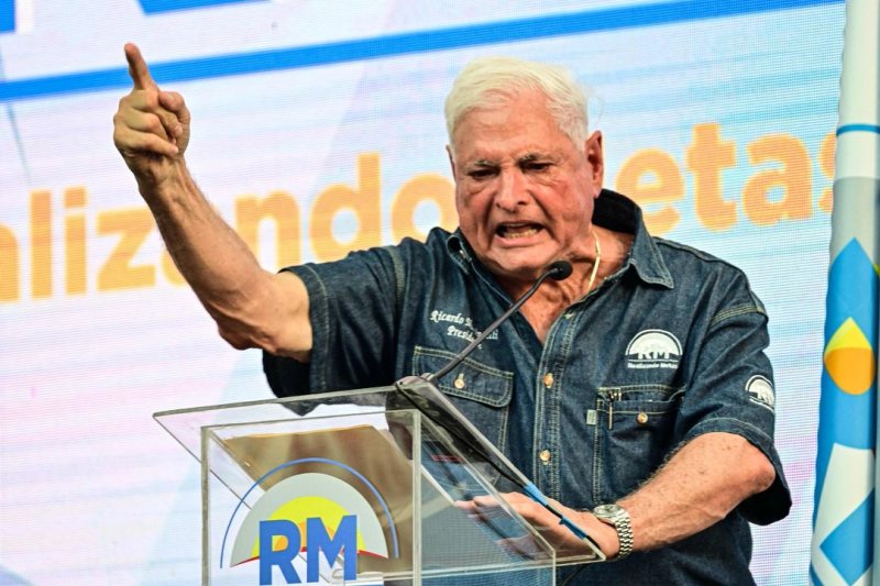 Martinelli, un empresario de supermercados de 73 años que gobernó entre 2009 y 2014, se refugió desde febrero del 2024 en la embajada de Nicaragua, después de que la Corte Suprema de Justicia confirmara la pena por lavado de dinero. Foto Afp