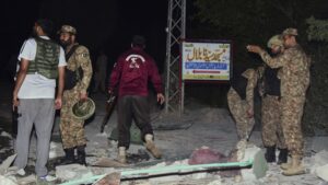 Soldados del Ejército pakistaní examinan un edificio dañado cerca de Muzaffarabad, el 7 de mayo de 2025. M.D. Mughal / AP