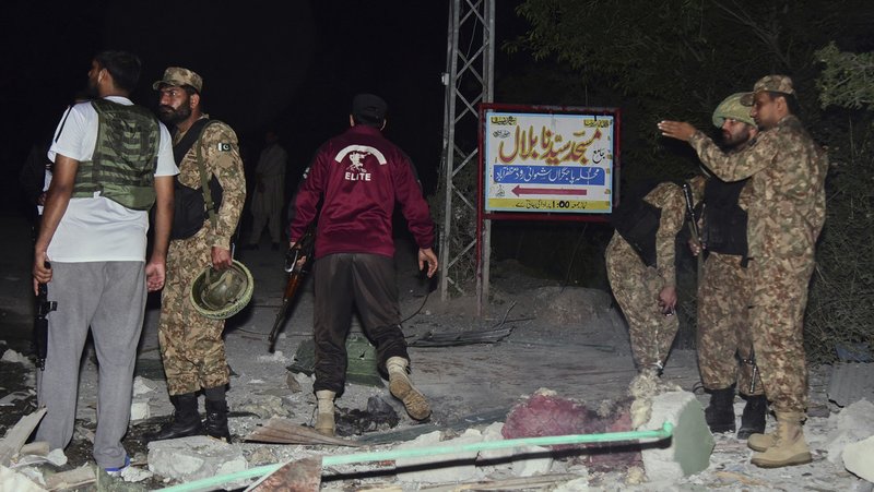 Soldados del Ejército pakistaní examinan un edificio dañado cerca de Muzaffarabad, el 7 de mayo de 2025. M.D. Mughal / AP