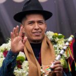 El presidente del Senado boliviano y líder cocalero, Andrónico Rodríguez, saluda a sus partidarios en un mitin donde declaró formalmente su candidatura para las próximas elecciones presidenciales del país. Foto Ap