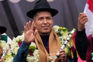 El presidente del Senado boliviano y líder cocalero, Andrónico Rodríguez, saluda a sus partidarios en un mitin donde declaró formalmente su candidatura para las próximas elecciones presidenciales del país. Foto Ap