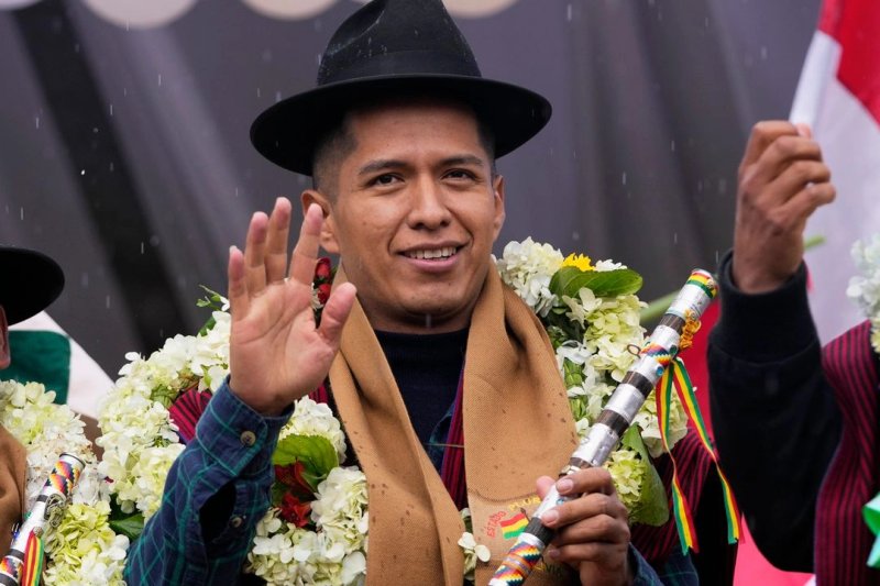 El presidente del Senado boliviano y líder cocalero, Andrónico Rodríguez, saluda a sus partidarios en un mitin donde declaró formalmente su candidatura para las próximas elecciones presidenciales del país. Foto Ap