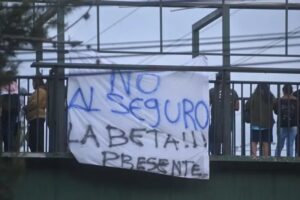 A 45 días del anunciado y luego suspendido seguro obligatorio para vehículos se desconocen los avances Manifestantes en el bloqueo frente a la colonia La Bethania, zona 7 colocan mantas rechazando el seguro contra terceros obligatorio presentado por la cartera del Interior. Fotos La Hora: Fabricio Alonzo.