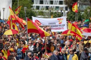 Miles exigen en Madrid la dimisión de Pedro Sánchez; piden elecciones anticipadas Decenas de personas durante una manifestación en Madrid para pedir elecciones generales, el 10 de mayo de 2025. Foto Europa Press
