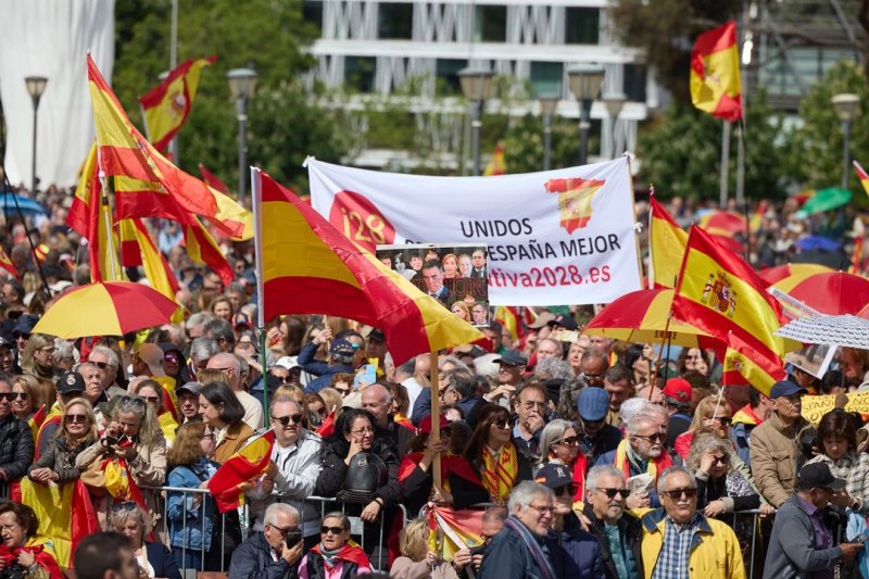Decenas de personas durante una manifestación en Madrid para pedir elecciones generales, el 10 de mayo de 2025. Foto Europa Press
