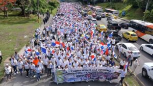 Universitarios marchan a la altura de la vía Transístmica este martes 6 de mayo de 2025. Erick Marciscano | La Estrella de Panamá