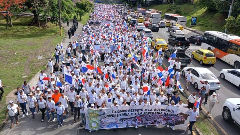 Universitarios marchan a la altura de la vía Transístmica este martes 6 de mayo de 2025. Erick Marciscano | La Estrella de Panamá