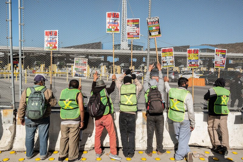 Manifestantes protestan en la frontera entre Estados Unidos y México en Tijuana. Imagen: AFP