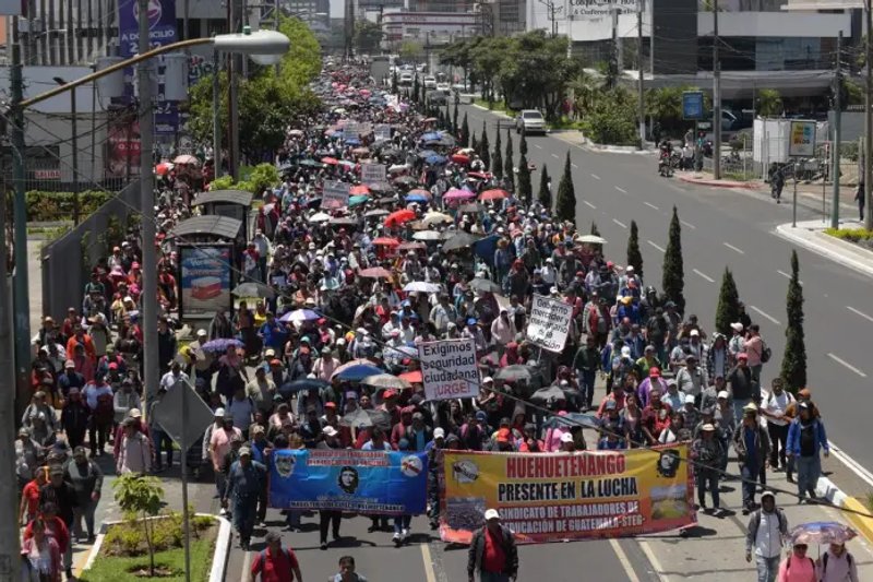Cientos de personas pertenecientes al Sindicato de Maestros, liderado por Joviel Acevedo, avanzan sobre la 7 avenida el 10 de abril. Foto La Hora: José Orozco