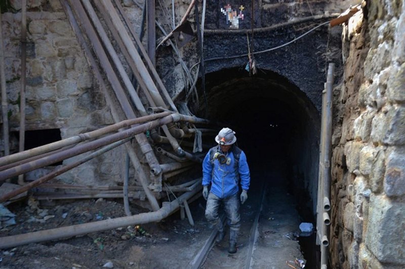 Un trabajador saliendo de la mina de plata Pailaviri en Cerro Rico, en el departamento boliviano de Potosí,. La minería ha sido una de las principales fuentes de ingresos de Bolivia desde la época colonial, pero los bajos impuestos que grava el gobierno hacen que esto no se refleje ampliamente en la economía local (Imagen: Alexis Demarco / dpa / Alamy)