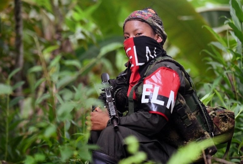 Un miembro del Ejército de Liberación Nacional (ELN) en el río Baudó en la provincia de Chocó, Colombia. Foto Afp /Archivo