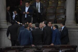 Cómo el incremento de sueldo de Q37 mil a los diputados dividió al Congreso 14-comprimido