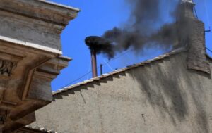 Segunda fumata negra: continúa la falta de consensos para elegir al nuevo Papa Fumata negra