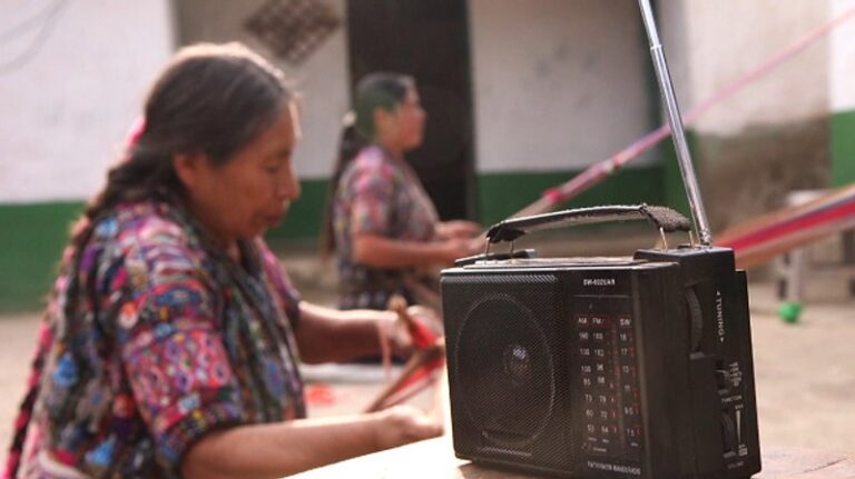 Medios indígenas operan con recursos mínimos
