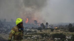 Israel declara emergencia nacional Un bombero trabaja mientras un incendio forestal arde cerca de Latrun, Israel, el 30 de abril de 2025 Ohad Zwigenberg / AP