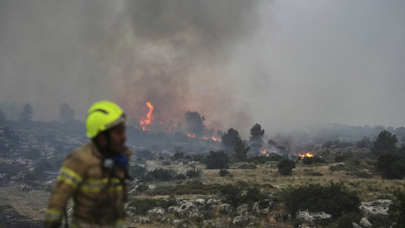 Un bombero trabaja mientras un incendio forestal arde cerca de Latrun, Israel, el 30 de abril de 2025 Ohad Zwigenberg / AP