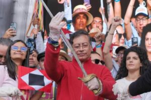 Petro entregó al Senado las doce preguntas de la consulta popular El presidente de Colombia, Gustavo Petro, sostiene la espada de Bolívar. Foto La Hora / X - @petrogustavo