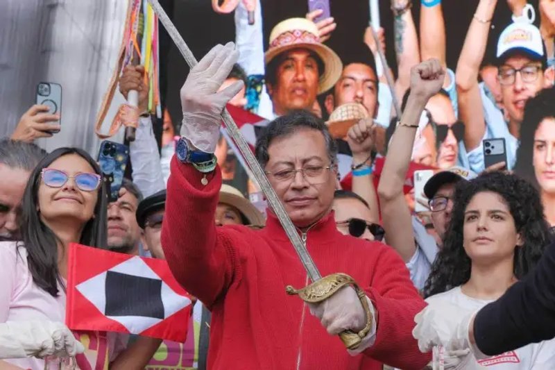 El presidente de Colombia, Gustavo Petro, sostiene la espada de Bolívar. Foto La Hora / X - @petrogustavo