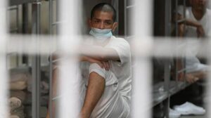 Un juez declara ilegal el uso de la ley de Enemigos Extranjeros por Trump para deportar a inmigrantes Getty Images