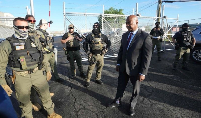 El alcalde de Newark, Ras Baraka, confronta a agentes del Servicio de Control de Inmigración y Aduanas en un centro de detención de indocumentados en Elizabeth, Nueva Jersey. Foto Afp