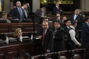 Así fue el intento de Vamos, Valor y Todos por controlar el Congreso, pero que por ahora fracasó En la foto los diputados, Álvaro Arzú, Elmer Palencia, Allan Rodríguez entre otros, en la sesión del 29 de abril pasado. Foto La Hora José Orozo