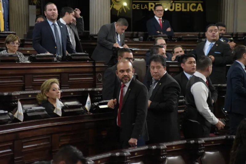 En la foto los diputados, Álvaro Arzú, Elmer Palencia, Allan Rodríguez entre otros, en la sesión del 29 de abril pasado. Foto La Hora José Orozo