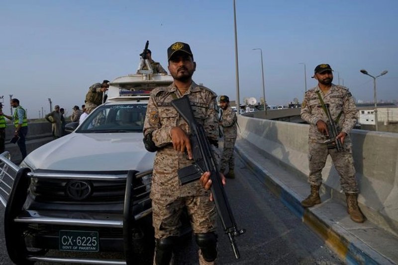 Un soldado paramilitar permanece alerta en una carretera cerca del puerto de Karachi tras la creciente tensión militar entre Pakistán y la India. Foto Ap