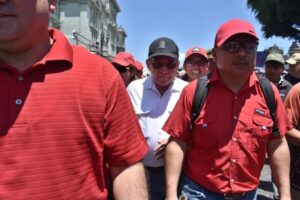STEG señala de «migajas» aumento del 5% y exige 15% Rodrigo Hernández Boche, líder del STEG en Sacatepéquez, junto con Joviel Acevedo. Foto La Hora: Daniel Ramírez.