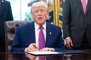 Firma Trump orden ejecutiva para “autodeportación” de migrantes El presidente estadunidense durante la firma de órdenes ejecutivas en el Despacho Oval de la Casa Blanca. Foto Afp