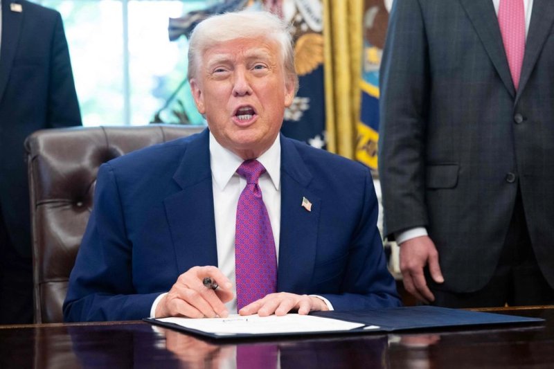 El presidente estadunidense durante la firma de órdenes ejecutivas en el Despacho Oval de la Casa Blanca. Foto Afp