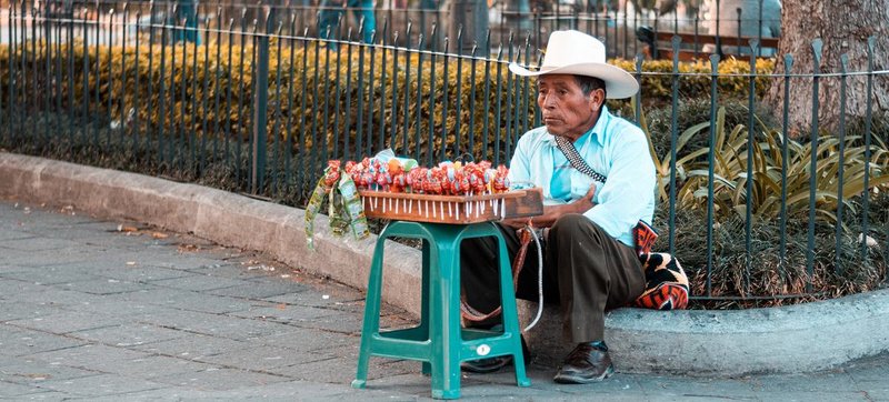 Unsplash/Arturo Rivera. Vendedor ambulante en una plaza céntrica de Antigua Guatemala.